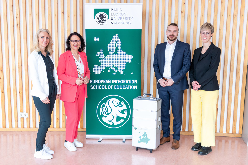 Der neue Europakoffer kommt an Salzburgs Schulen. Im Bild Andrea Hütter-Pillinger (Stv. Schulleitung WRG) LR Daniela Gutschi, Stephan Schweighofer (School of Education) sowie Christina Hager (Lehrerin WRG).